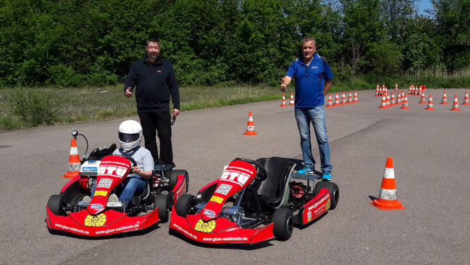 Jens Böhnlein (links) und Frank Heinrich bei der Übergabe des zweiten Trainingskarts