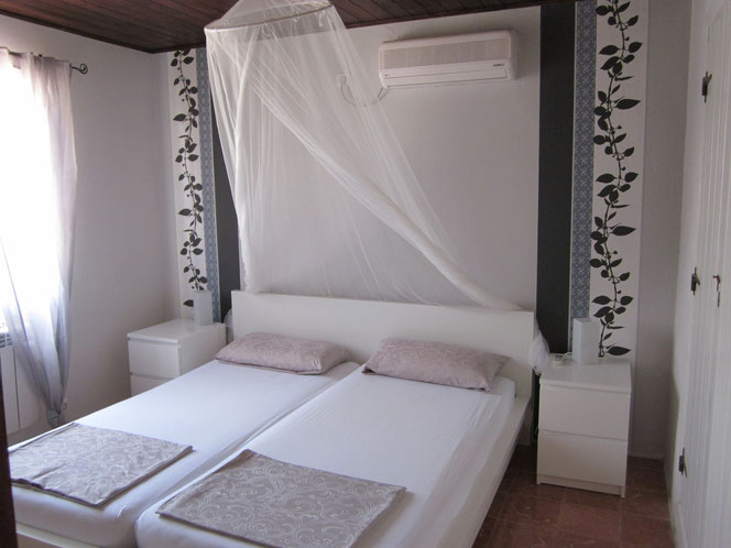 Schlafzimmer 1