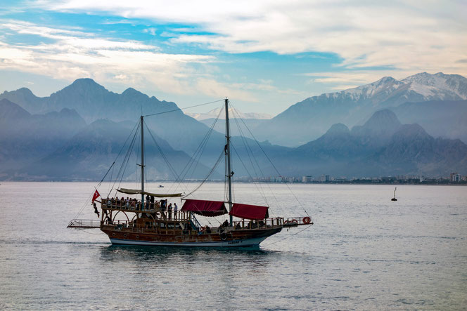 Touristenboot in Antalya vor der beeindruckenden Kulisse des Beydaĝları-Gebirges