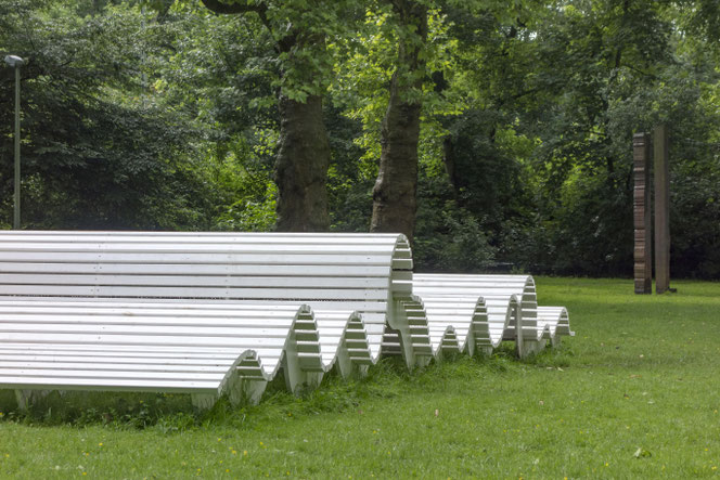 "onda", im Hintergrund "Paarweise" (1988) von Ansgar Nierhoff *1941 †2010