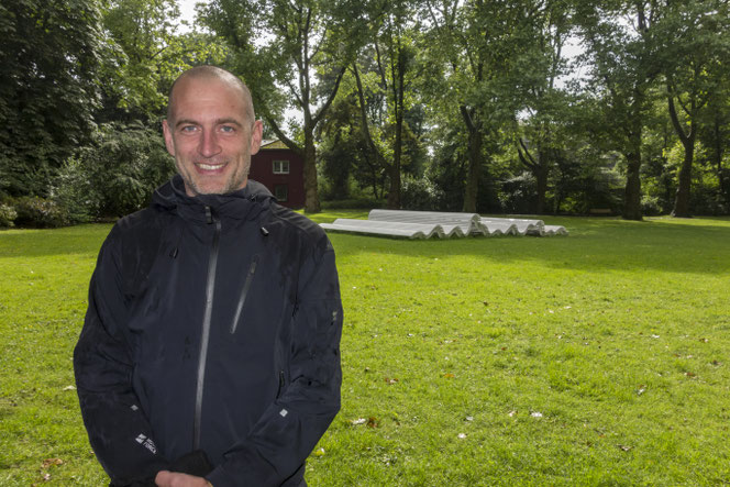 Martin Pfeifle vor seinem Werk "Onda"