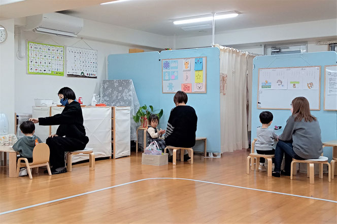 京都市中京区の幼児教室０・1歳児クラスが、親子でじっくりと活動しています