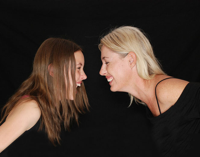 Mutter und Tochter lachen sich kaputt (Foto: Pixabay) 