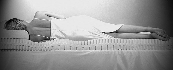 マットレスと枕は自然な人体曲線で睡眠時に余分な負荷がかからない