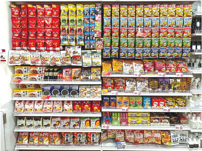 お菓子や調味料がたくさん販売してある