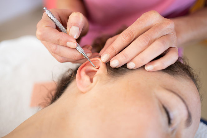 Die Aurikulotherapie in der Naturheilpraxis Hinterberg, St. Gallen, fördert Ihr Wohlbefinden durch gezielte Stimulation der Reflexpunkte im Ohr.
