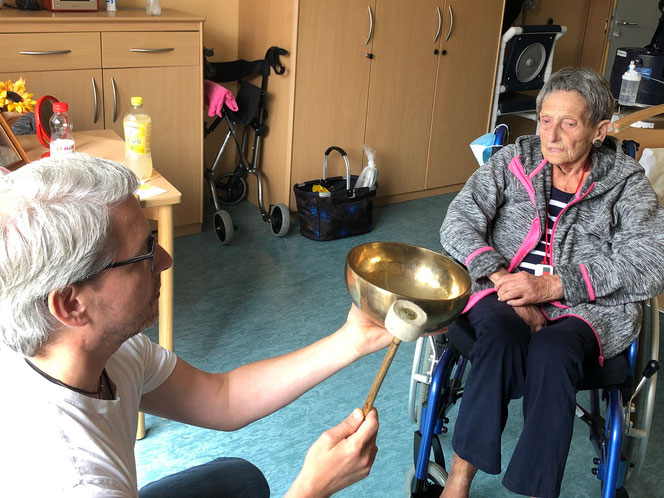 Klangtherapeut Achim Wendling bei Johanna Saueressig, Bewohnerin des Eugnie Michels Hospitz