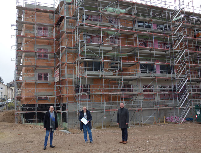 Oliver Riedle, Tamara Hinterkircher und Joachim Domann (v.l.n.r.) sind zufrieden mit dem Baufortschritt des Hauses Franziskus. Foto: Franziskanerbrüder v. Hl. Kreuz