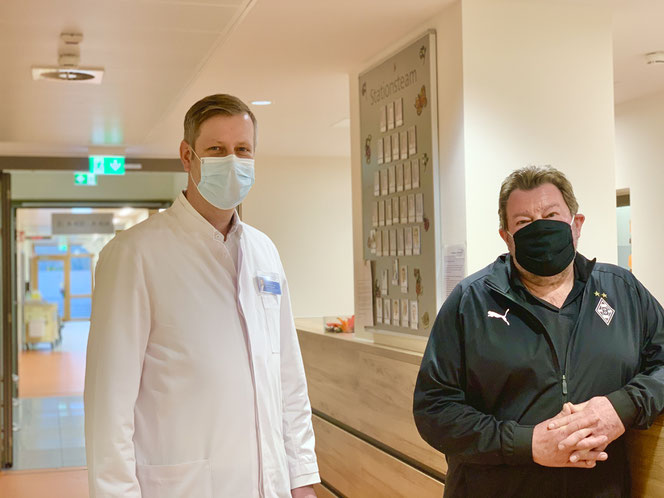 Priv.-Doz. Dr. Markus Paschold (l.) ist sehr zufrieden mit dem Genesungsprozess von Dieter Häusler (r.). Foto: Krankenhaus St. Marienwörth