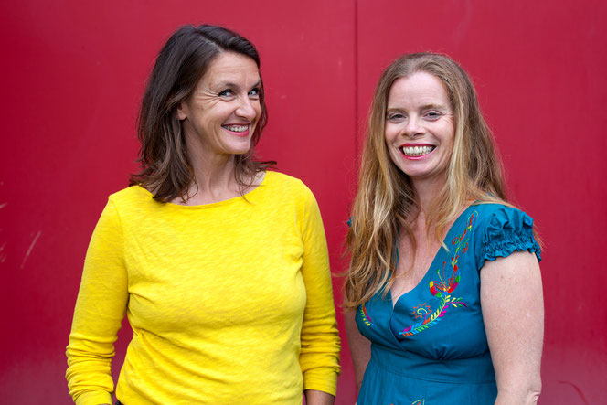 DIE TABUTANTEN Christine Holzer (links) und Simone Schmitt: Jeder Abend ist individuell. Live improvisiert!