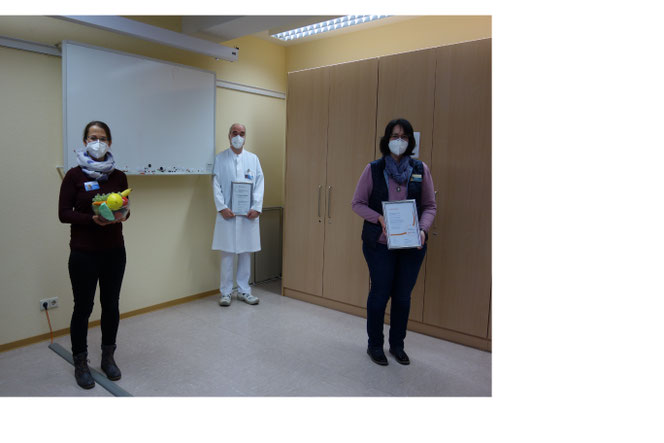 Diabeteszentrumsleiter Dr. Marcus Dahlem mit den beiden Diabetesberaterinnen Verena Pauer (links) und Silke Böhmer freuen sich über die Anerkennung ihrer Arbeit durch die Fachgesellschaften Foto: Franziskanerbrüder vom Heiligen Kreuz