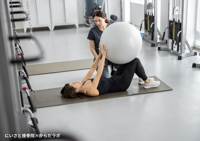 トレーニングルームを利用するアスリート