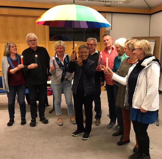 Der bisherige Vorstand überreichte Nobu Hirata eine Regenbogen-Schirm als Segenswunsch, aber auch als Zeichen für die im Verein gelebte Diversität. 