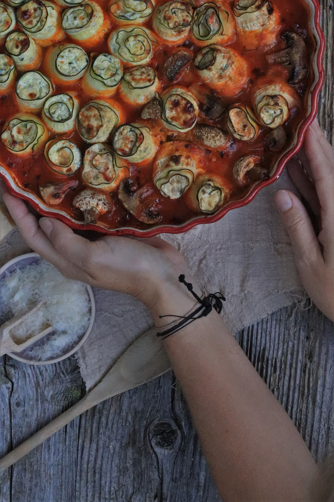 Zucchiniröllchen aus dem Backofen