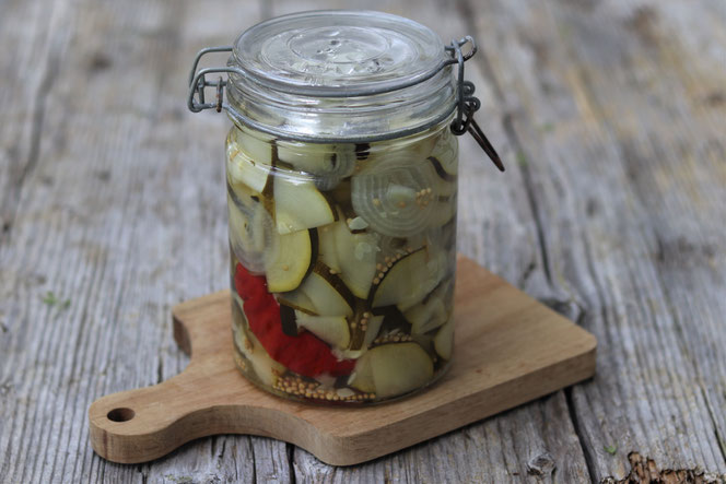 eingelegter Zucchini im Glas