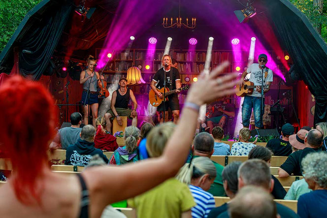 Liedermacher:innenshow auf dem adriAkustik 2025
