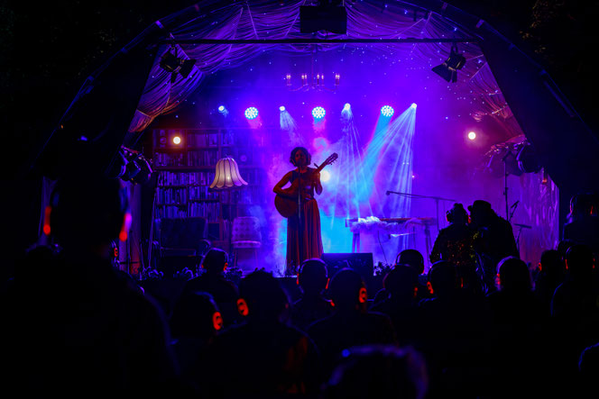 Paula Linke beim Kopfhörerkonzert auf dem adriAkustik 2025