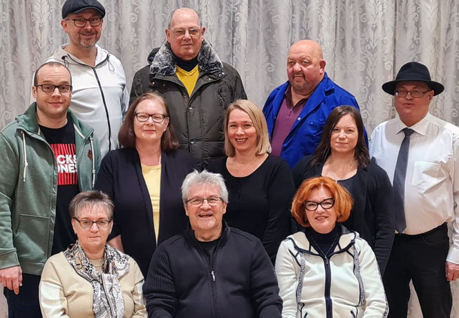 Von links, Reihe 1: Waltraud Eichberger (Souffleuse), Ludwig Fleßl, Karin Judt. Reihe 2: Manuel Dospel, Anita Klaus, Petra Hübner, Gabriele Eichberger. Reihe 3: Thomas Schreiweis (Regie), Günther Zaritsch, Wolfgang Polakovic, Franz Eichberger