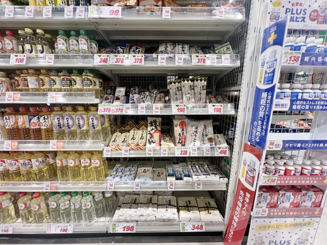 スーパーの乾麺コーナー