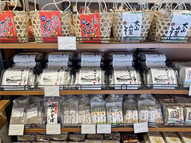 大山参道市場の乾麺コーナー