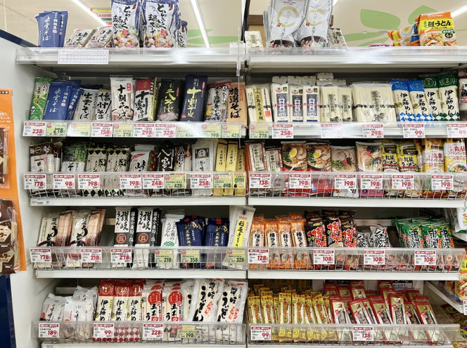 スーパーの乾麺のコーナー