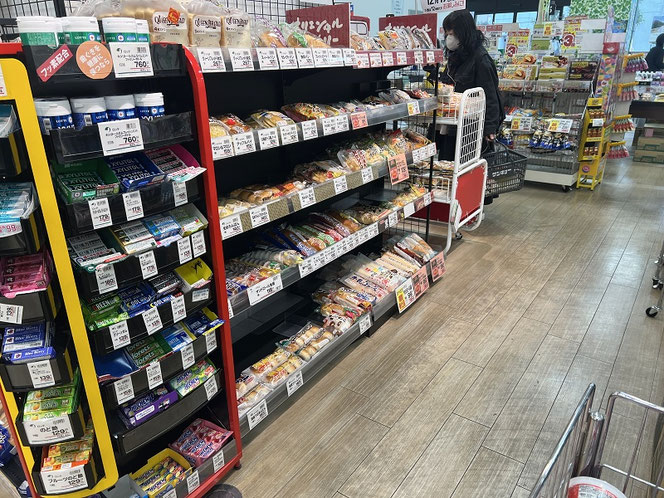 スーパーのパンのコーナー