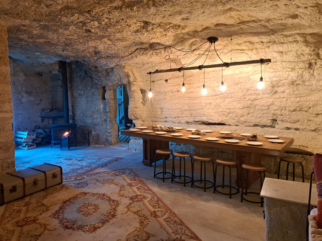 La salle à manger troglodyte du Grand Roc - gîtes cosy en Touraine - avec la grande tablée 