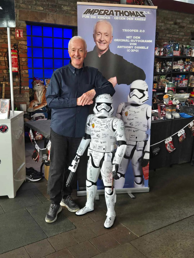 Stargast auf der Potf 2025 Anthonie Daniels (C3PO) Als er kurz bei uns am Stand vorbeischaute, ließ er es sich nicht nehmen, sich noch einmal mit unserem TROOPI 2.0 ablichten zu lassen. Ein toller Moment, und eine große Ehre für uns.