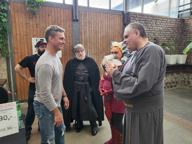 Barry Lowin ist einer der Mando Schauspieler aus " Mandalorian " hier bei der Übergabe eines von ihm signierten Mini Helmes an den Imperathomas.