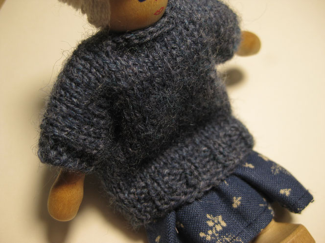 copyright www.birthe.eu Birthe Sülwald blauer Pullover für Püppchen