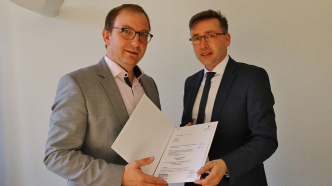 Foto Salzlandkreis: Landrat Markus Bauer (links) und Staatssekretär Thomas Wünsch beim Termin