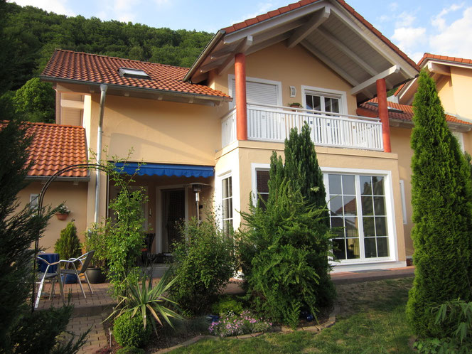 Eigenes Wohnhaus mit Einliegerwohnung und Büro