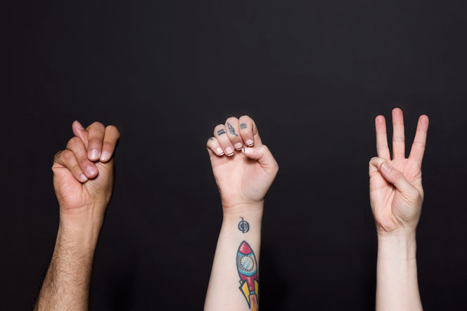 Tre mani per dire "nuovo" nel linguaggio dei segni.
