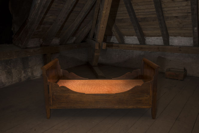 Hautnah II, Holzbett mit integriertem Leuchtkasten, Großbilddia, LED-Leuchtmittel, 185 x 98 x 95 cm, Regensburg 2014; Wiesbaden 2016; Fladungen 2016; Köln 2017