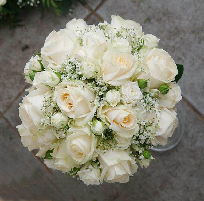 biedermeier wedding bouquet with cream and white roses order in vienna