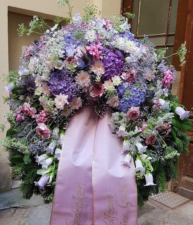 Kranz mit schleife in lila und rosa mit Hortensien, Chrysantheme, Nelken und Wiesenblumen