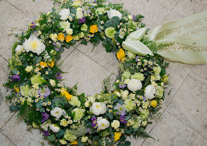 Kranz mit Frühlingsblumen für Beerdigung Wien