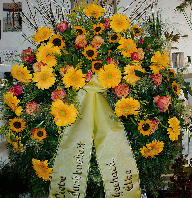 Kranz mit Sonnenblumen, Gerbera und Rosen