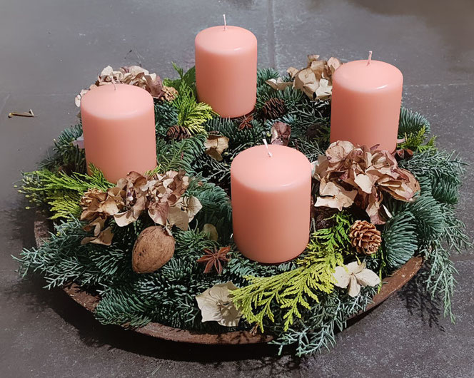 Adventskranz apricot mit Hortensien