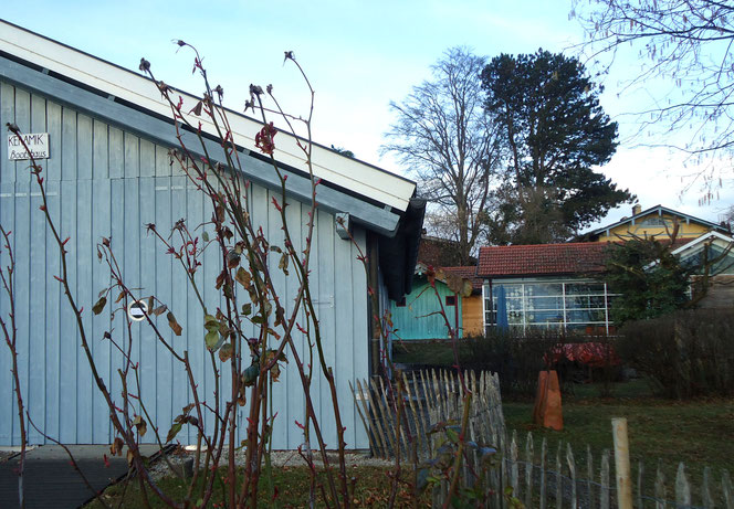 Das Bootshaus im Vordergrund, dann das Atelier; der gelbe Giebel im Hintergrund ist das denkmalgeschützte Wohnhaus