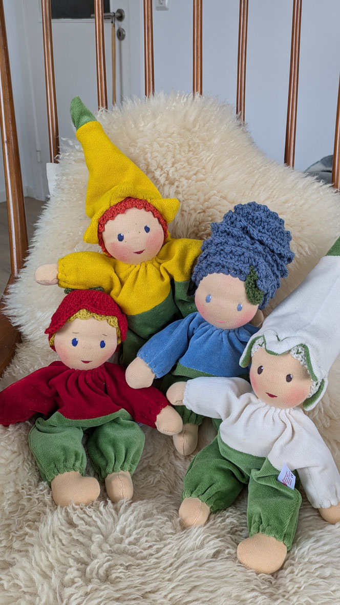 handgemachte Stoffpuppe kaufen, Waldorfart, Blütenkind-Schlamperle, Frühblüher, Schneeglöckchen, Hyazinthe, Narzisse, Osterglocke, Primelchen, Jahreszeitentisch, erste Puppe, lebenslanger Begleiter, eigene Puppe herstellen lassen, ökologische Kinderpuppe