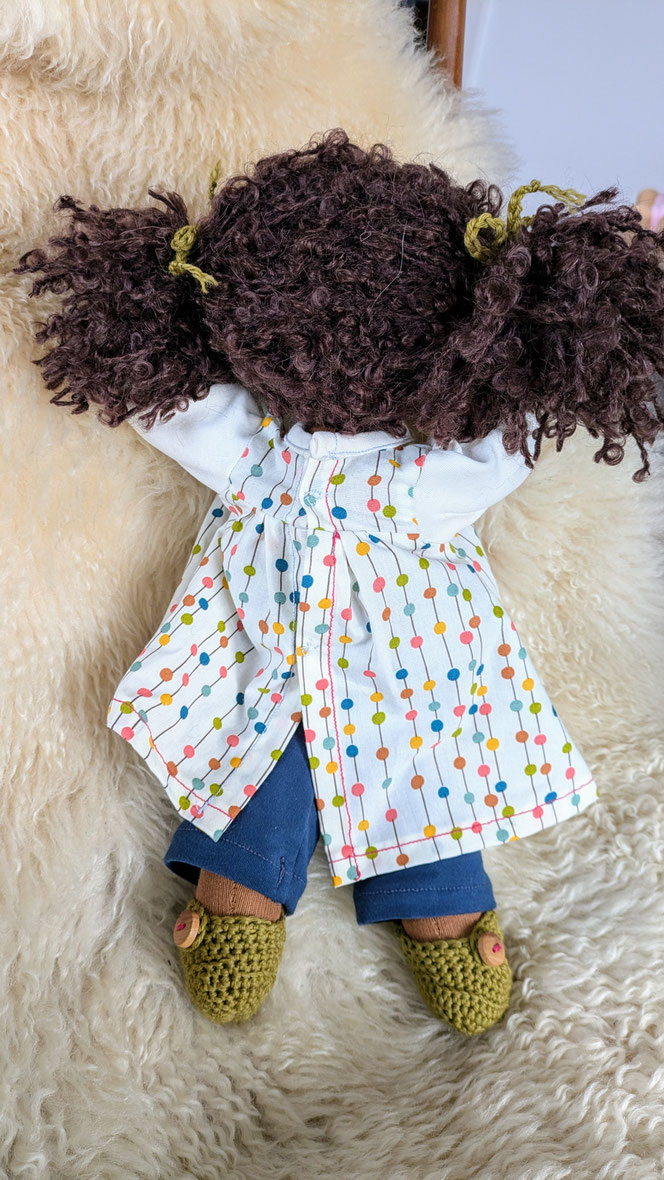 handgemachte Stoffpuppe kaufen, Waldorfart, eigene Puppe anfertigen lassen, individuelle Wunschpuppe, Puppenhandwerk, schwarze Puppe, BiPoC, afrodeutsche Puppe, Puppenfreundin fürs Leben, ökologische Kinderpuppe, bio-faire Naturmaterialien