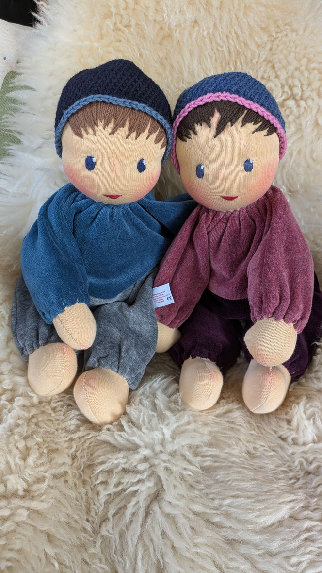 handgemachte Stoffpuppe kaufen, Waldorfart, individuelle Wunschpuppe, Schlamperle, eigene Puppe anfertigen lassen, die aussieht wie mein Kind, Puppe fürs Leben, ökofairliebt, ökologische Kinderpuppe, besonderes Taufgeschenk, Geburtsgeschenk, Naturmaterial