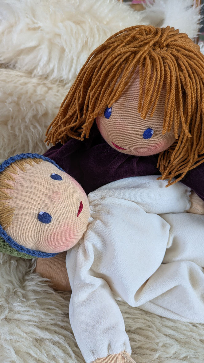 Puppengeschwister, Geschwisterpuppen, handgemachte Stoffpuppe kaufen, Waldorfart, eigene Puppe anfertigen lassen, individuelle Wunschpuppe, Puppe fürs Leben, Schlamperle, Kuschelpuppe, erste Puppe, Puppe für Jungen, Naturmaterialien, bio-faire Puppe