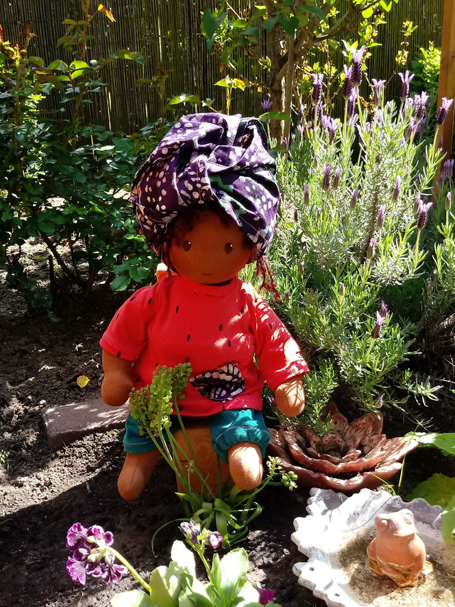 handgemachte Puppe, Waldorfart, Bio-Stoffpuppe, Handarbeit, dunkelhäutige Puppe, afrikanisch, farbige Puppe, afroamerikanisch, Wunschpuppe, individuell, Kinderpuppe, ökologisch, bio-fair, fairliebt, Puppenhandwerk, Puppenfreundin, passend zum Kind