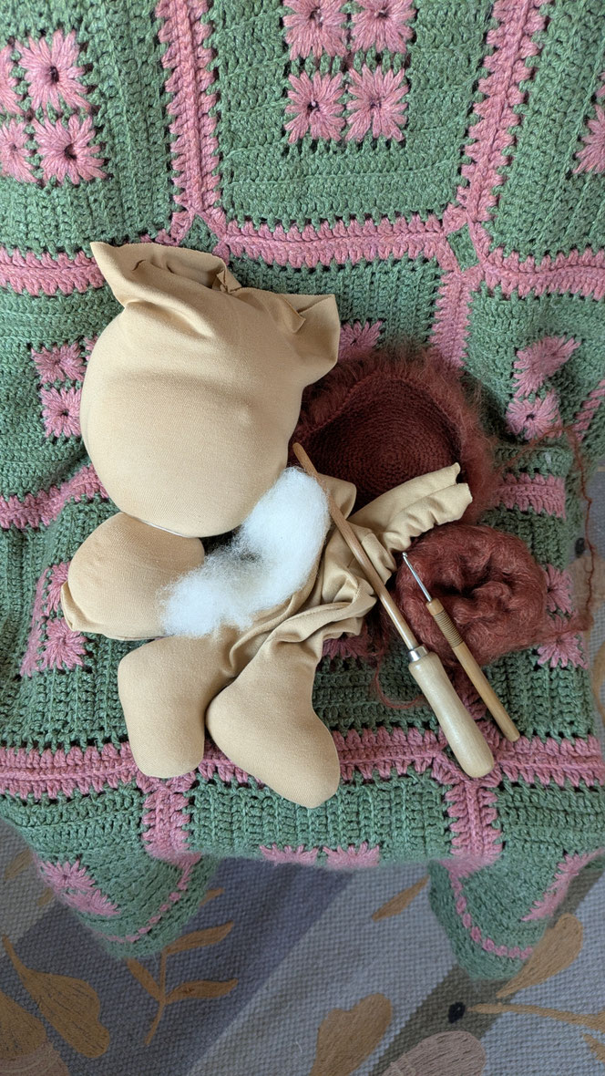 Puppenmacherei, Puppenmacherin, Puppenhandwerk, Puppenmachen, handgemachte Stoffpuppe kaufen, diverse Puppen, schwarze Puppen, Heilungspuppe für das innere Kind anfertigen lassen, individuelle Wunschpuppe, Waldorfart, eigene Puppe nach Kinderfotos