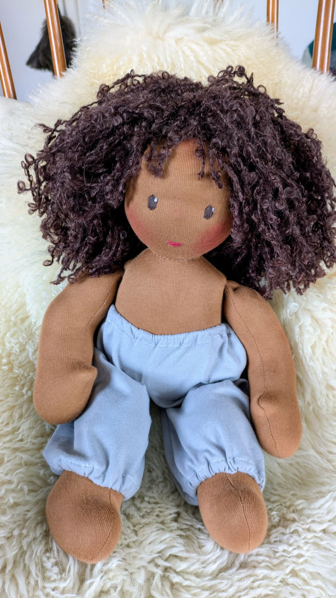 schwarze Puppe, PoC-Puppe, afrodeutsche Puppe, Vielfalt und Repräsentation im Kinderzimmer, diverse Puppen, Empowerment, handgemachte Stoffpuppe kaufen, Waldorfart, individuelle Wunschpuppe, eigene Puppe herstellen lassen, die aussieht wie mein Kind