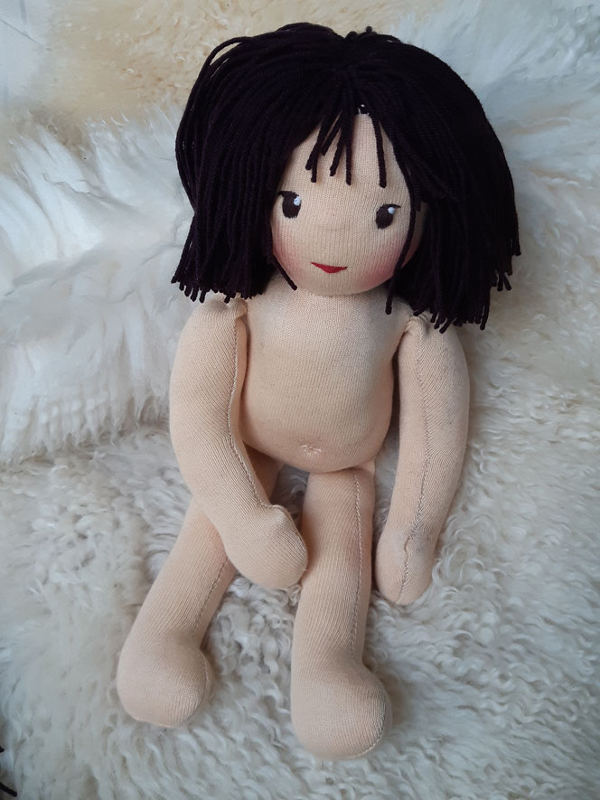 Bio-Stoffpuppe, asiatische Puppe, schwarze Puppe, Waldorfart, handgemachte Puppe, handgefertigt, Puppenhandwerk, individuelle Puppe passend zum Kind, ökologische Kinderpuppe, genderneutral, Wunschpuppe, Naturmaterial, bio-fair, ökofairliebt, plastikfrei