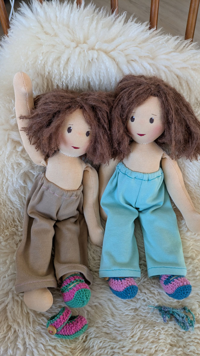 handgemachte Stoffpuppe kaufen, Waldorfart, eigene Puppe anfertigen lassen, Zuckertütenpuppe, Schultütenpuppe, Einschulungsgeschenk, individuelle Wunschpuppe, Puppenhandwerk, lebenslange Puppenfreunde, Puppe nach Kinderfotos herstellen lassen, bio-fair