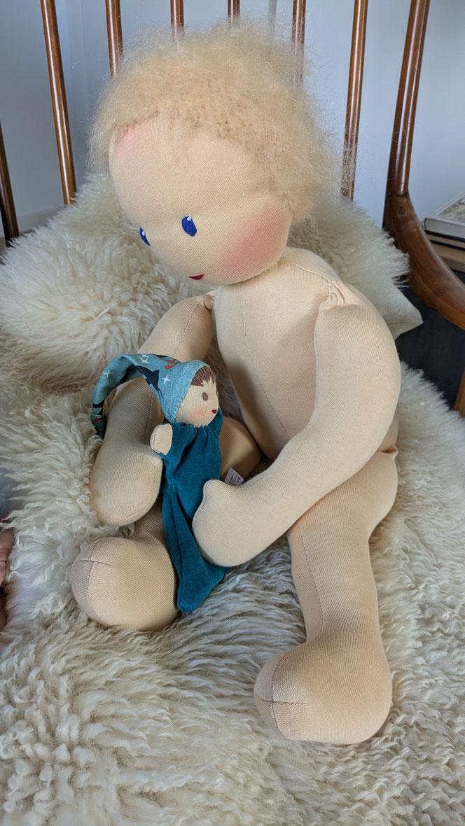 Therapiepuppe für die Kinderphysiotherapie nach z.B. Vojta oder Bobath oder für dreidimensionale Fußtherapien, Übungspuppe, weiche bewegliche Therapiepuppe mit anbeugbaren Gliedern, handgemachte Stoffpuppe kaufen, Waldorfart, Demopuppe, Schulungspuppe